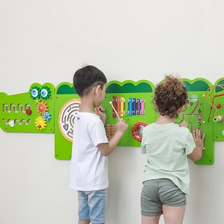Wall game - big crocodile